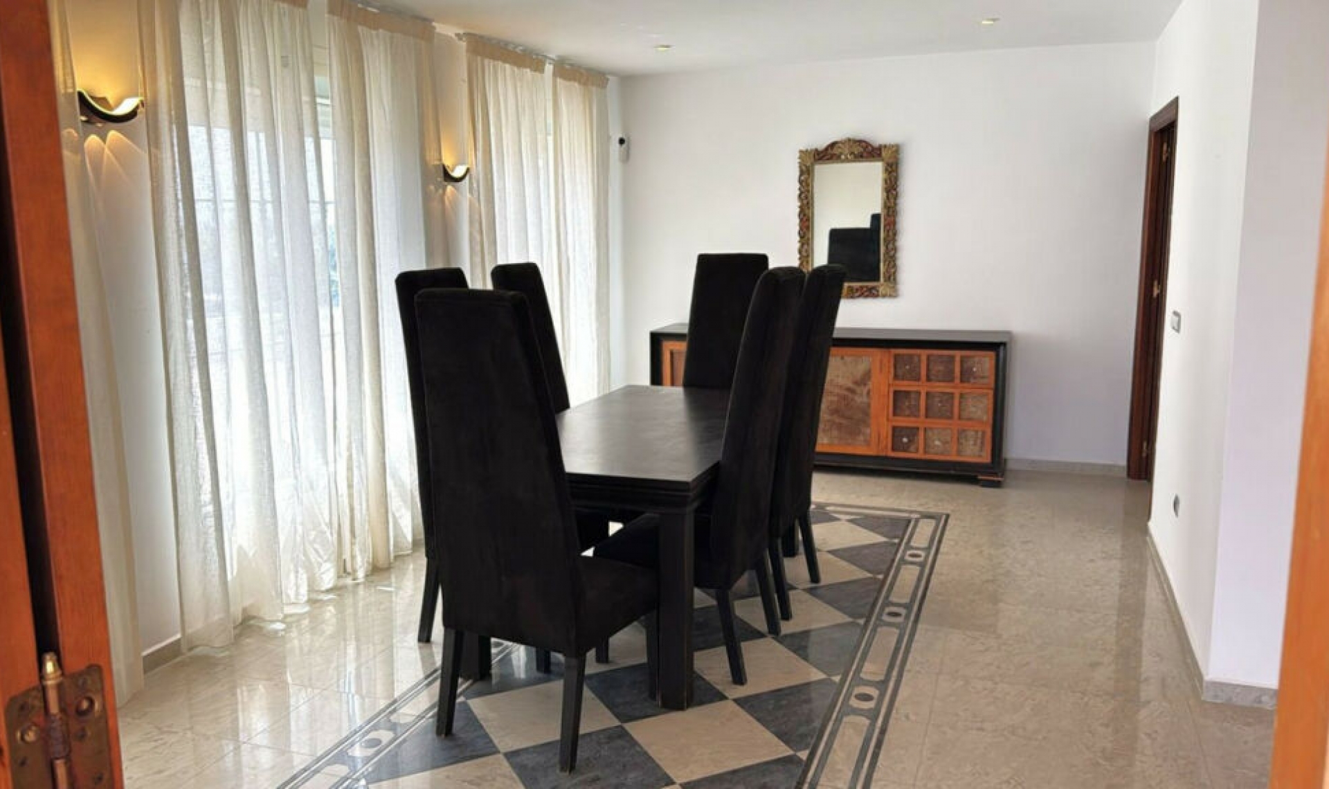 Resale - House -
Estepona