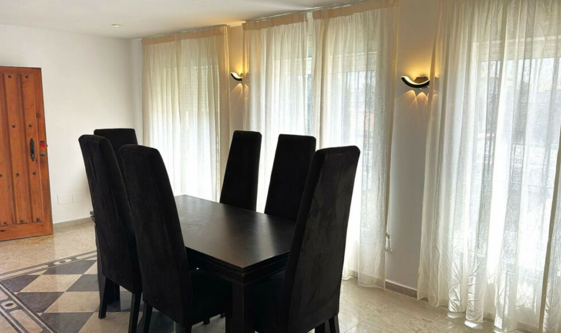 Resale - House -
Estepona