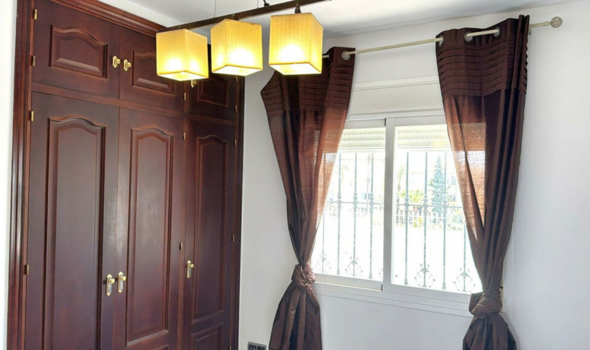 Resale - House -
Estepona