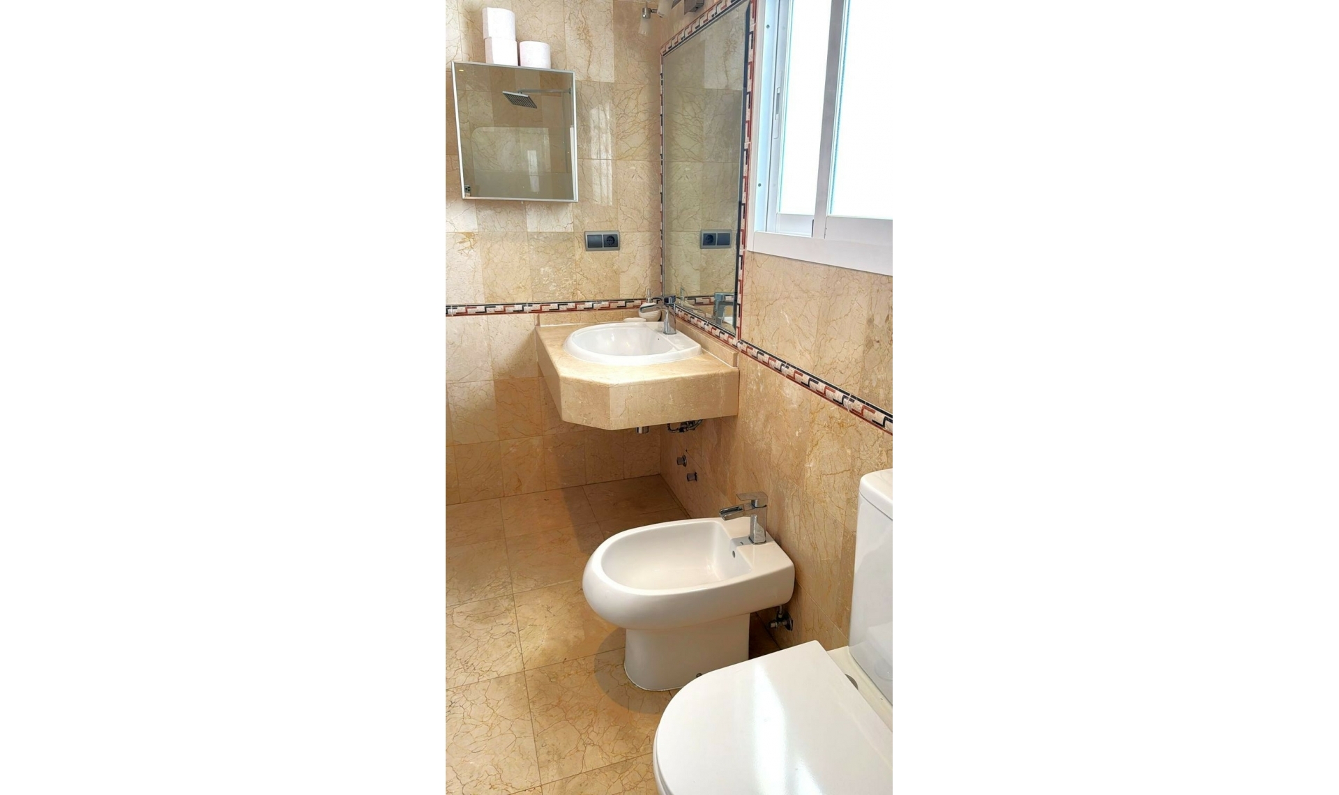 Resale - House -
Estepona