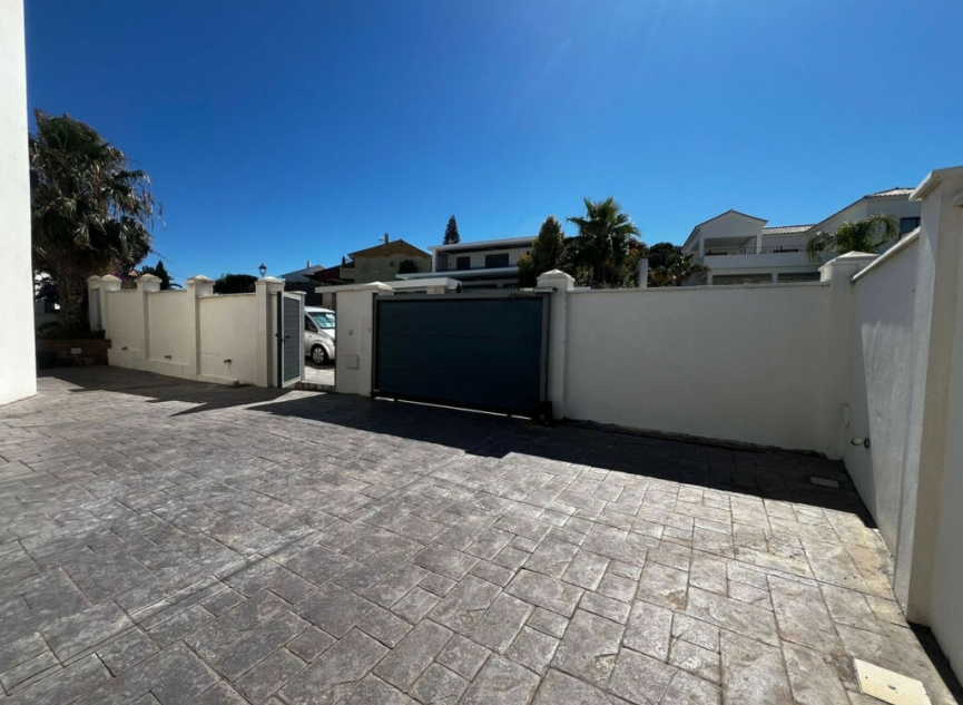 Resale - House -
Estepona