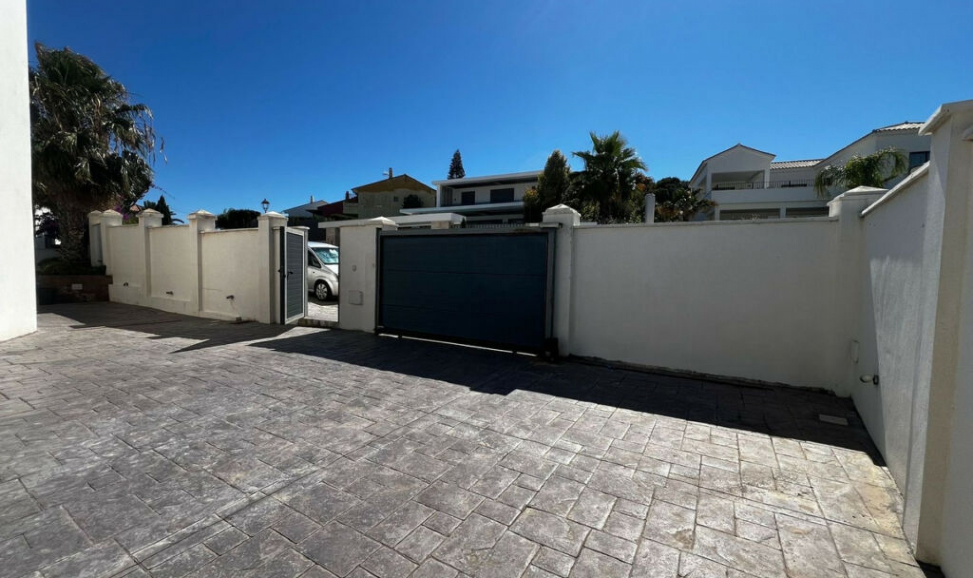 Resale - House -
Estepona