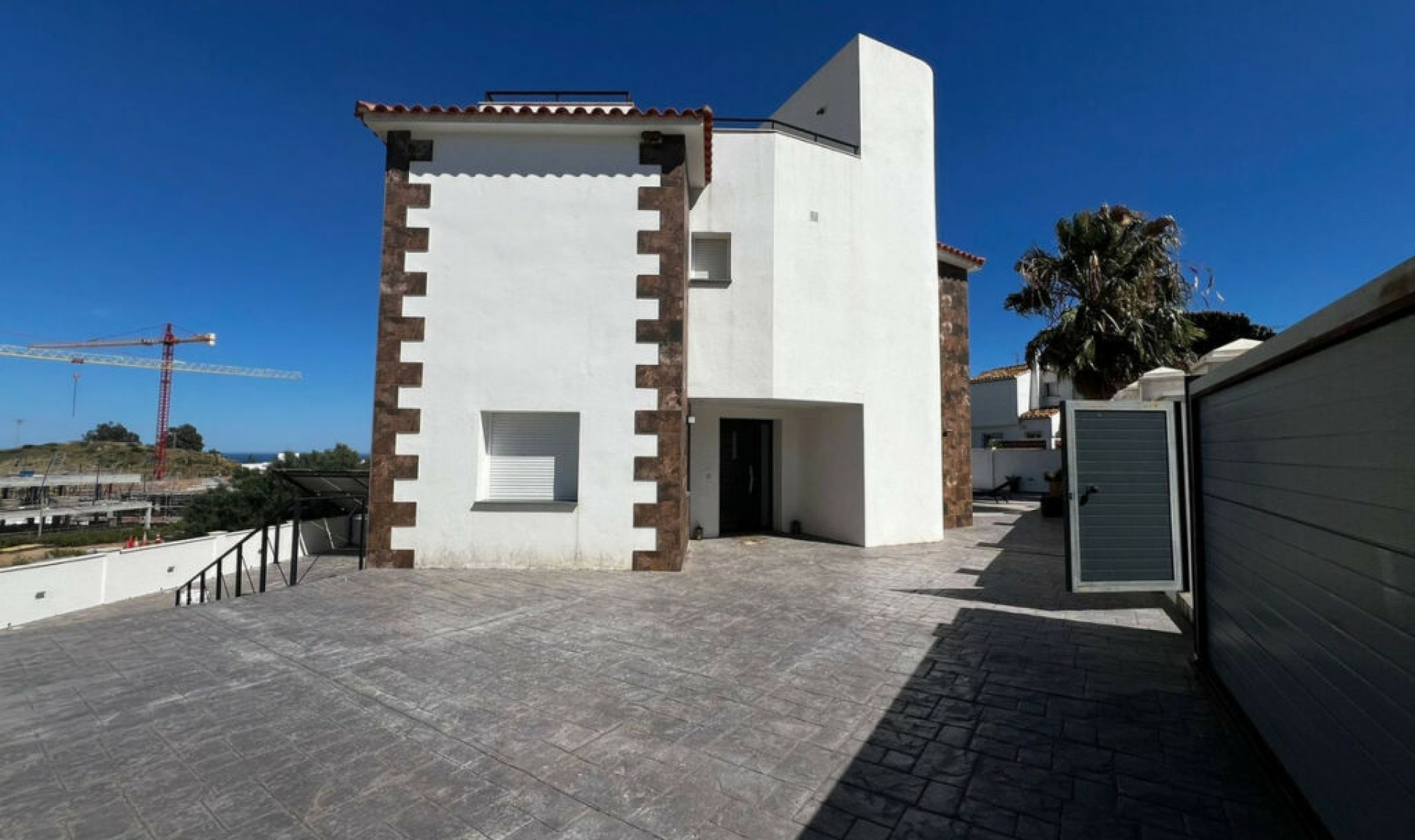 Resale - House -
Estepona