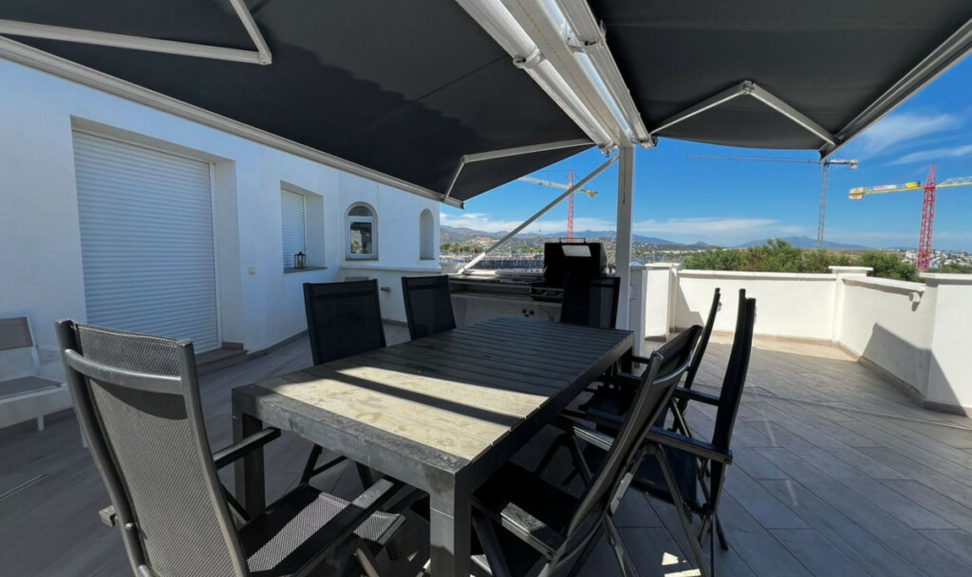 Resale - House -
Estepona