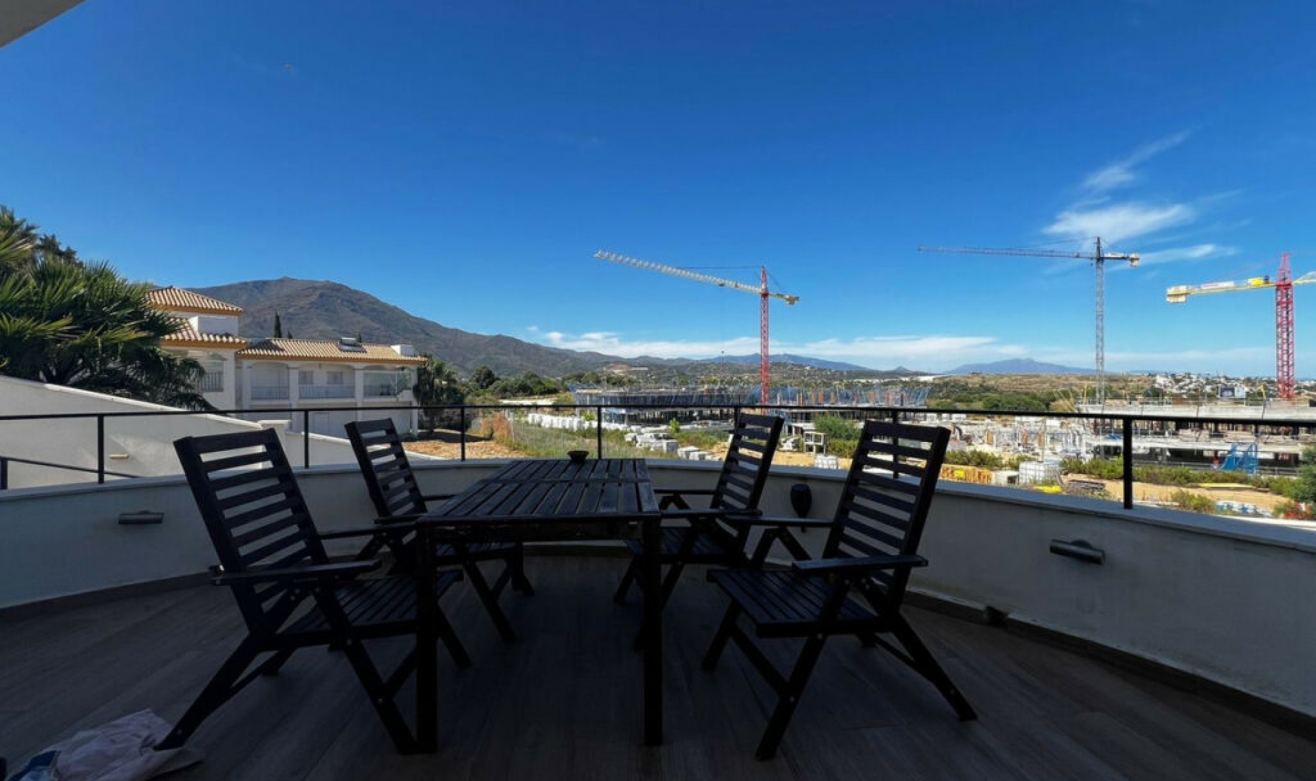 Resale - House -
Estepona