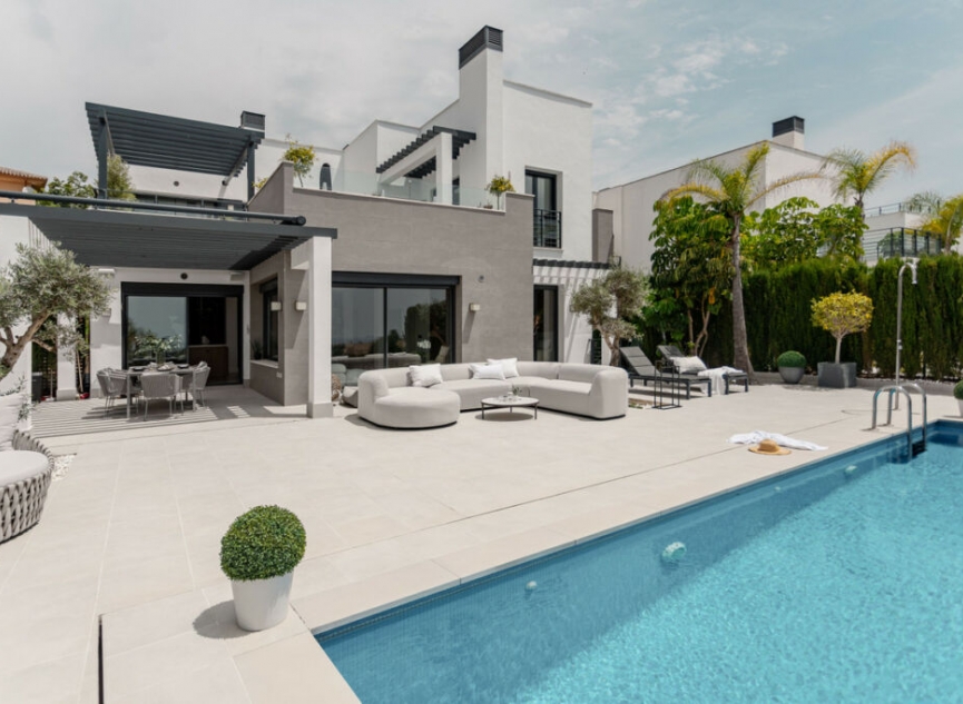 Resale - House -
Estepona