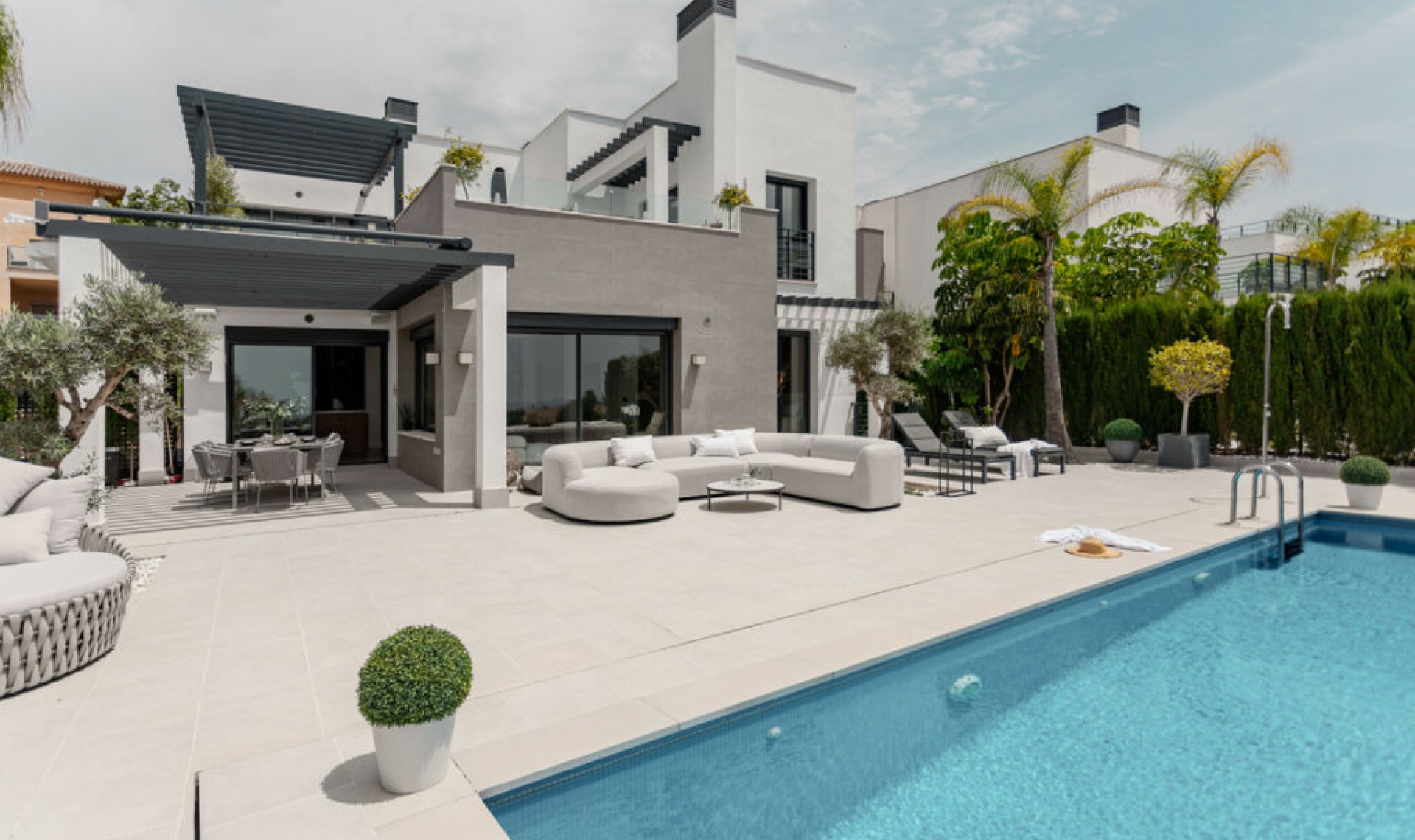 Resale - House -
Estepona
