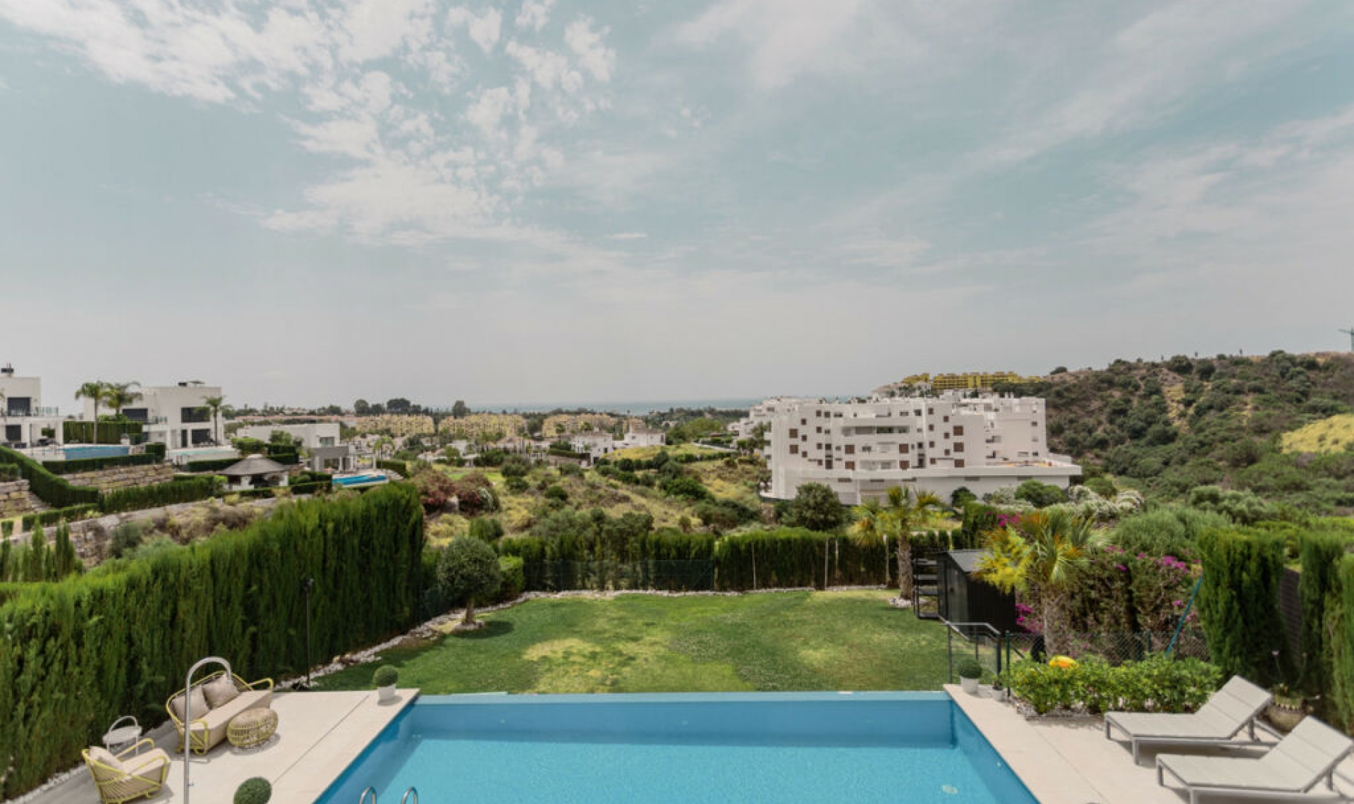 Resale - House -
Estepona