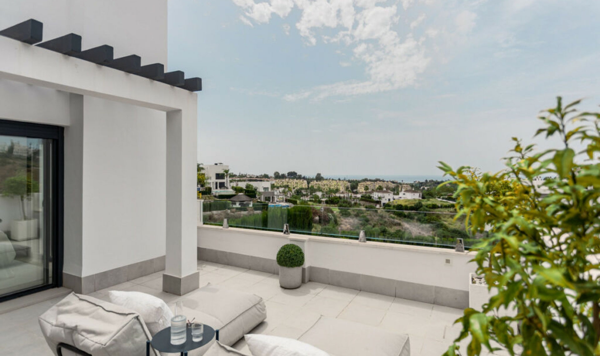 Resale - House -
Estepona