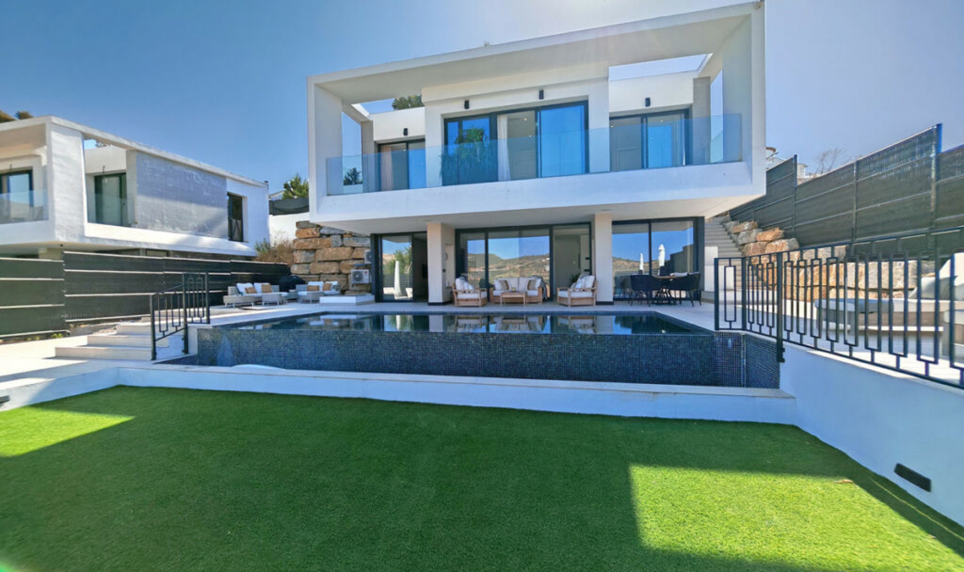 Resale - House -
Estepona