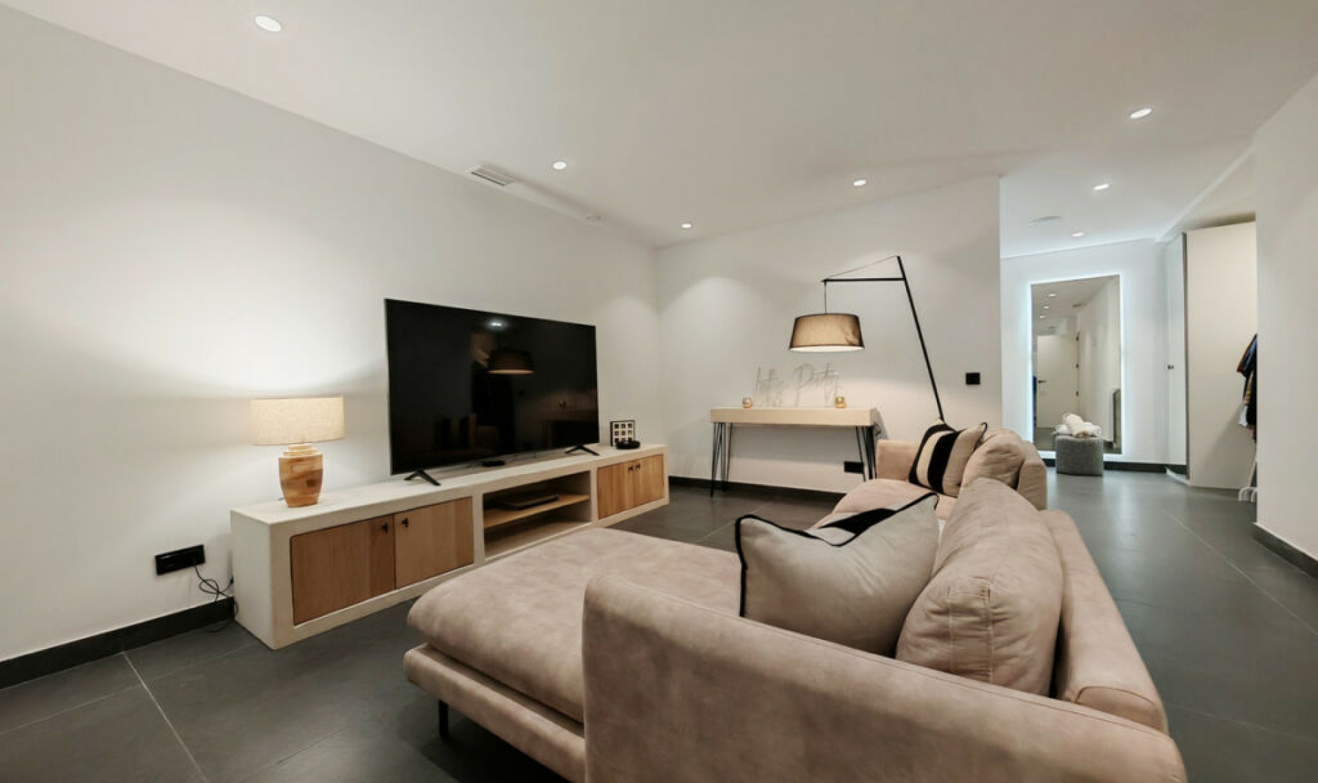 Resale - House -
Estepona