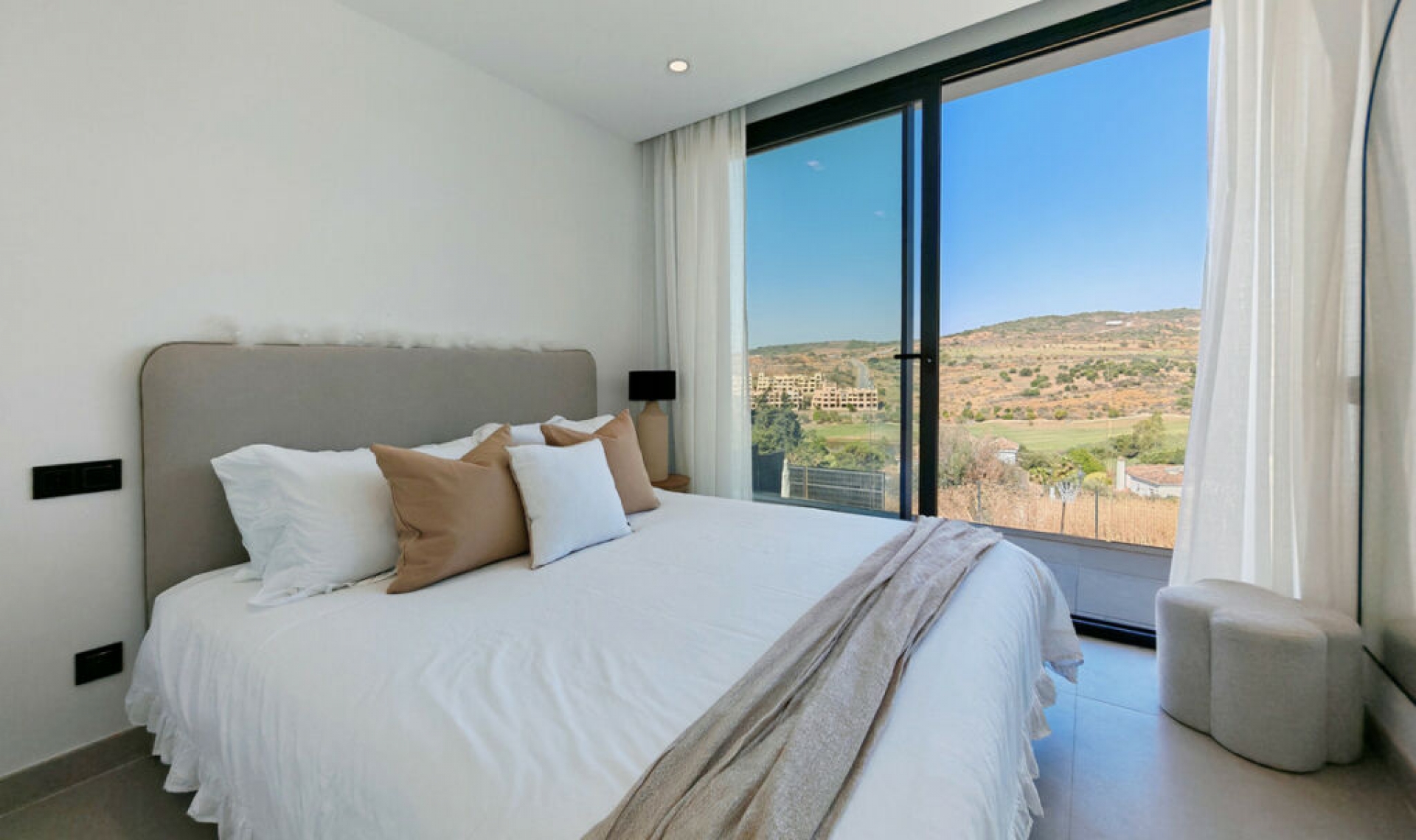 Resale - House -
Estepona