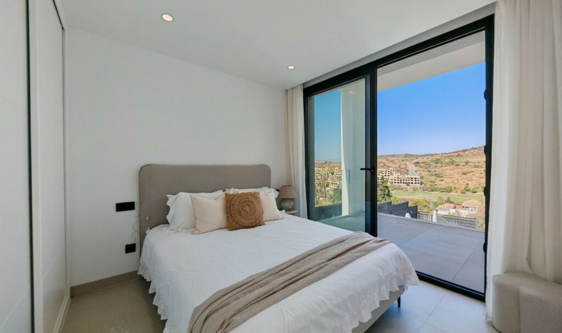Resale - House -
Estepona