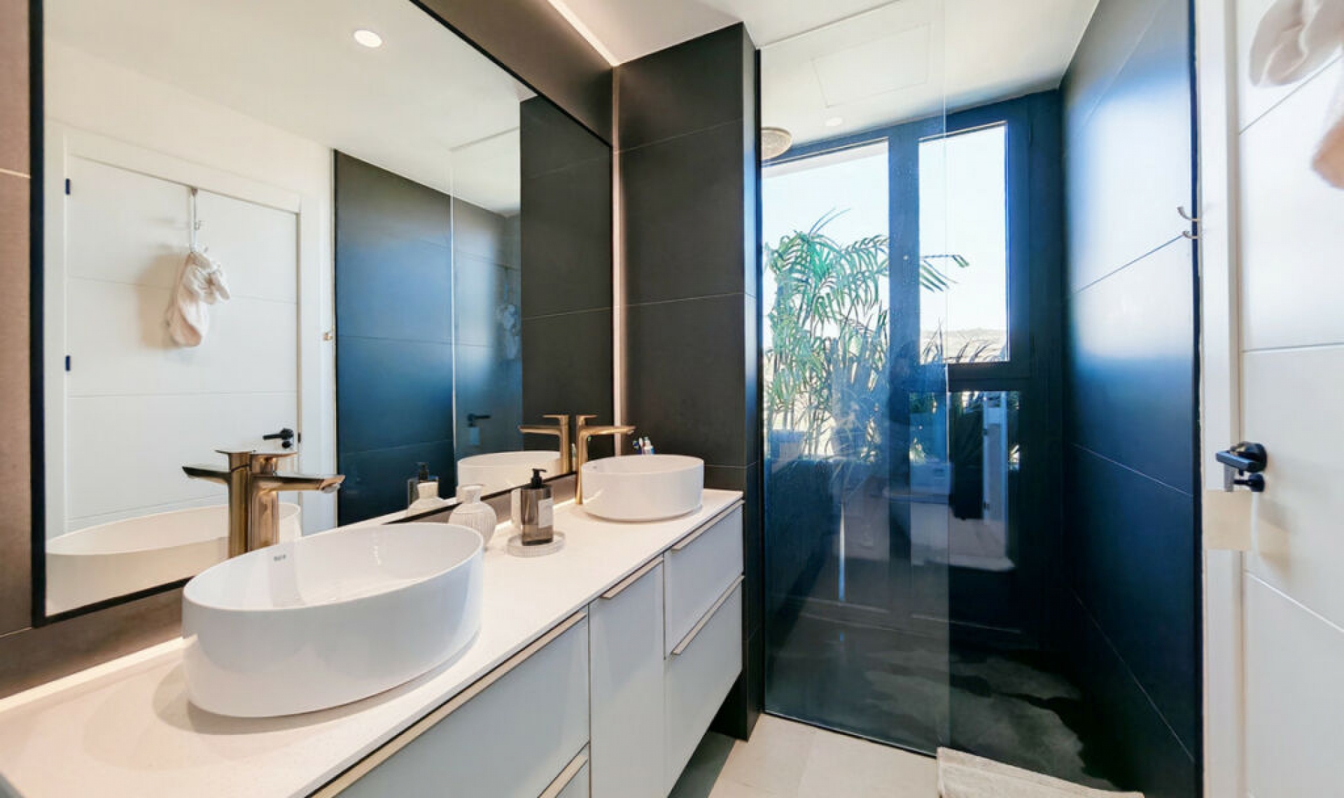 Resale - House -
Estepona