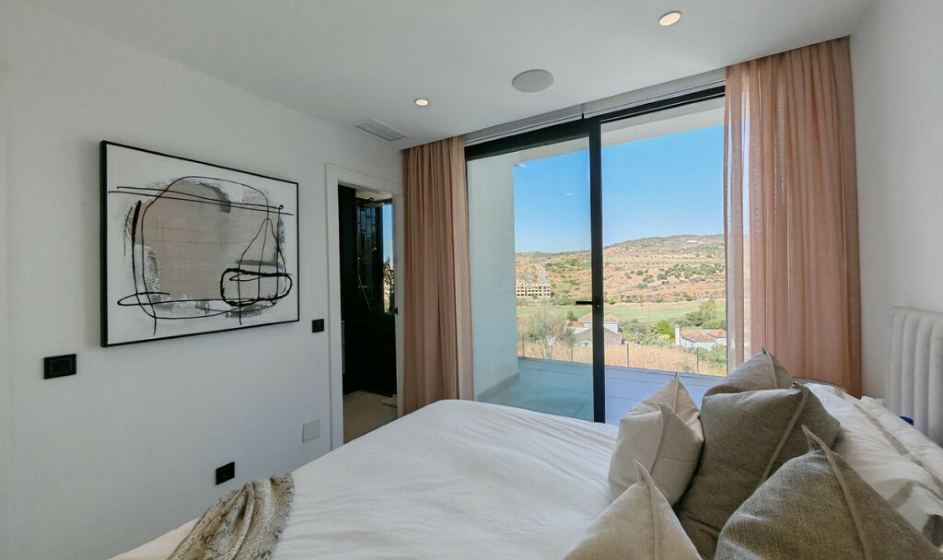 Resale - House -
Estepona