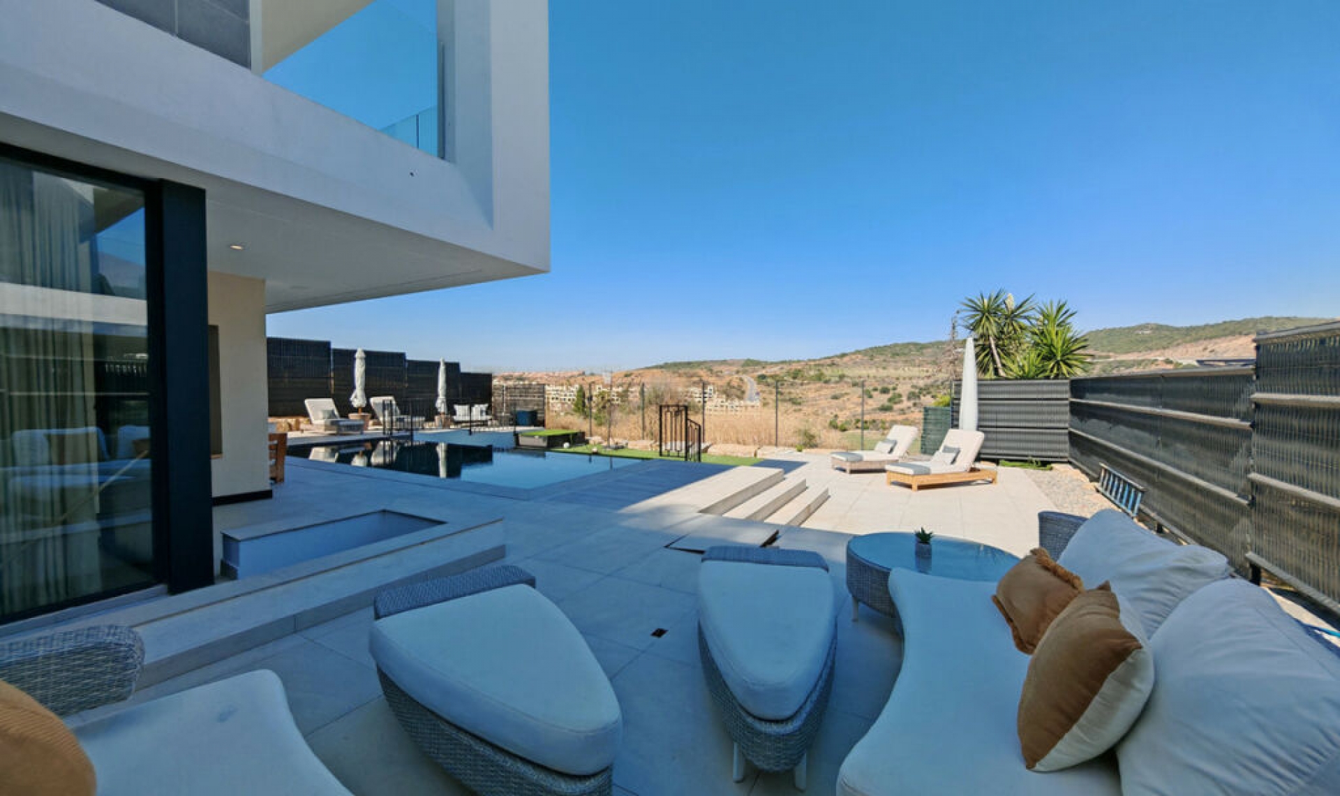 Resale - House -
Estepona