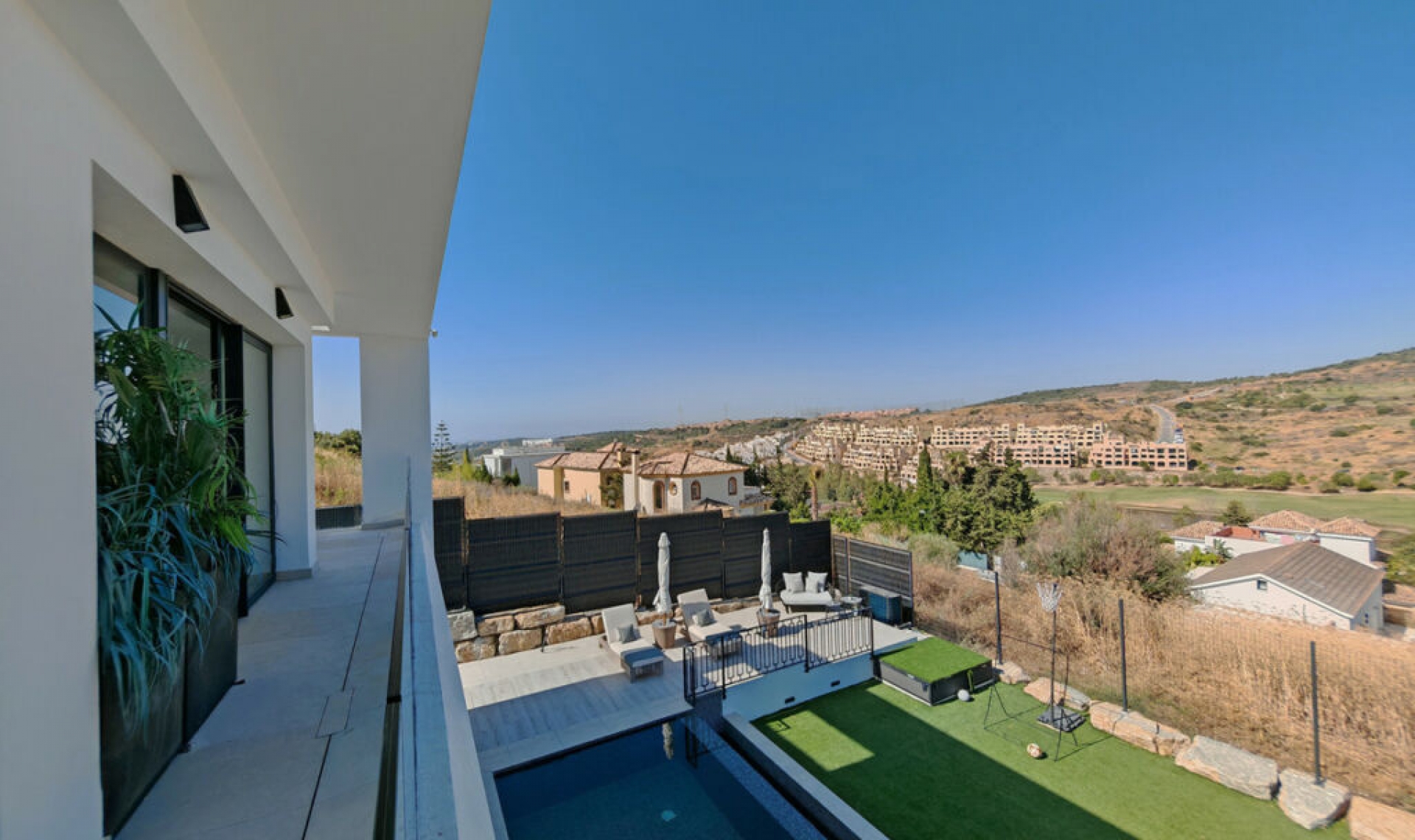 Resale - House -
Estepona