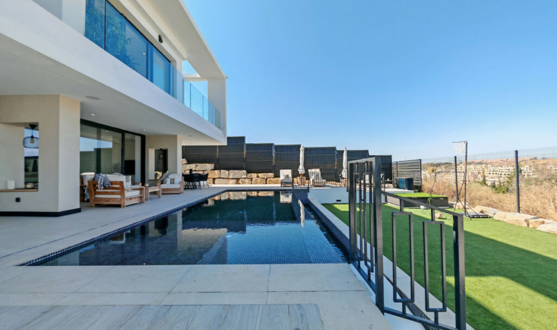 Resale - House -
Estepona