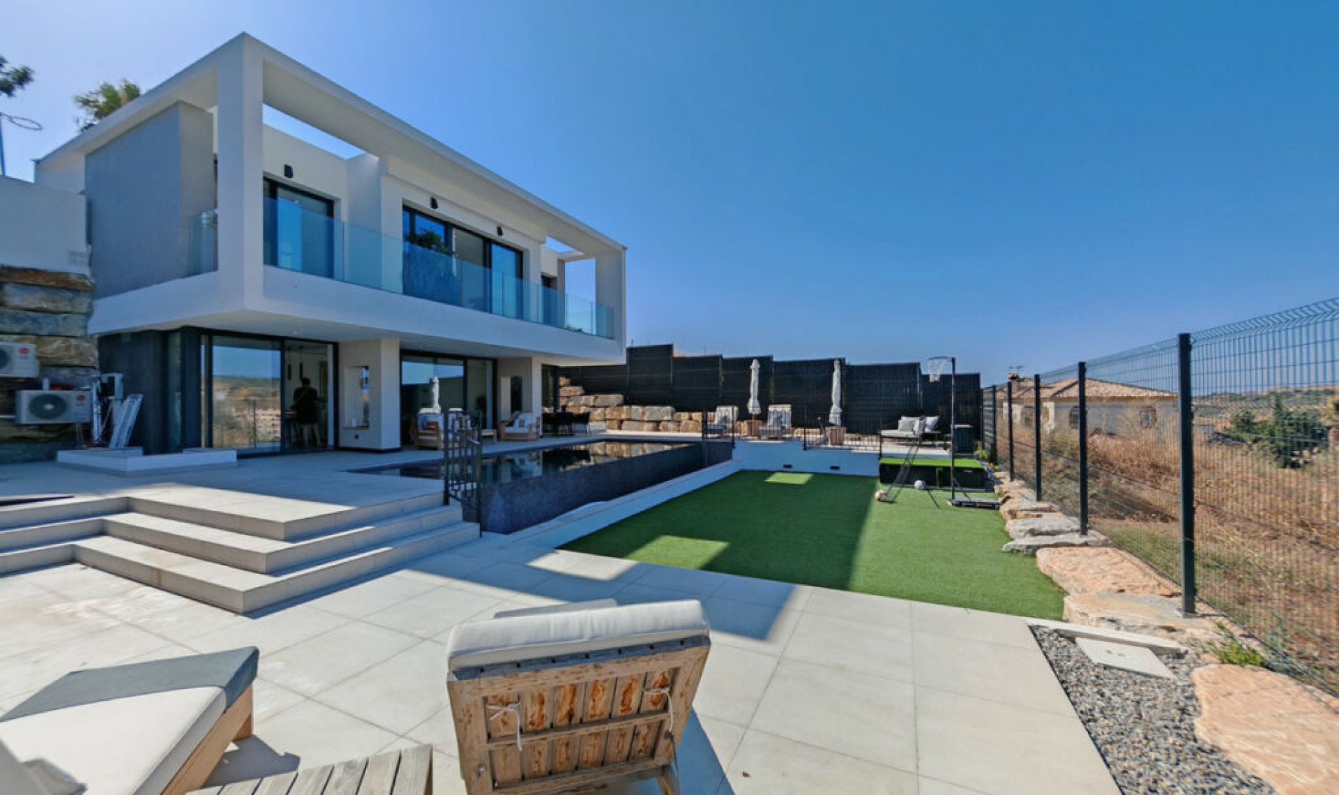Resale - House -
Estepona