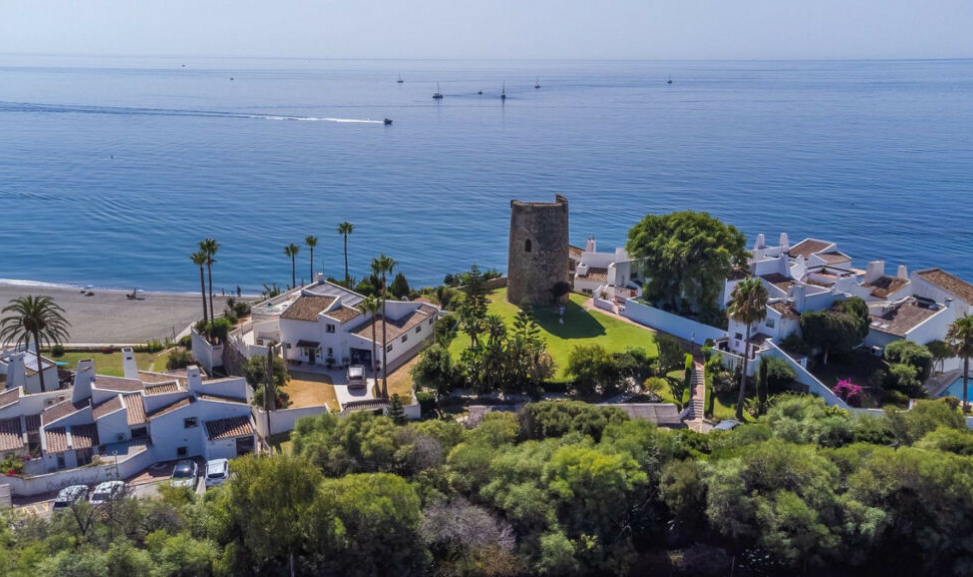 Resale - House -
Estepona