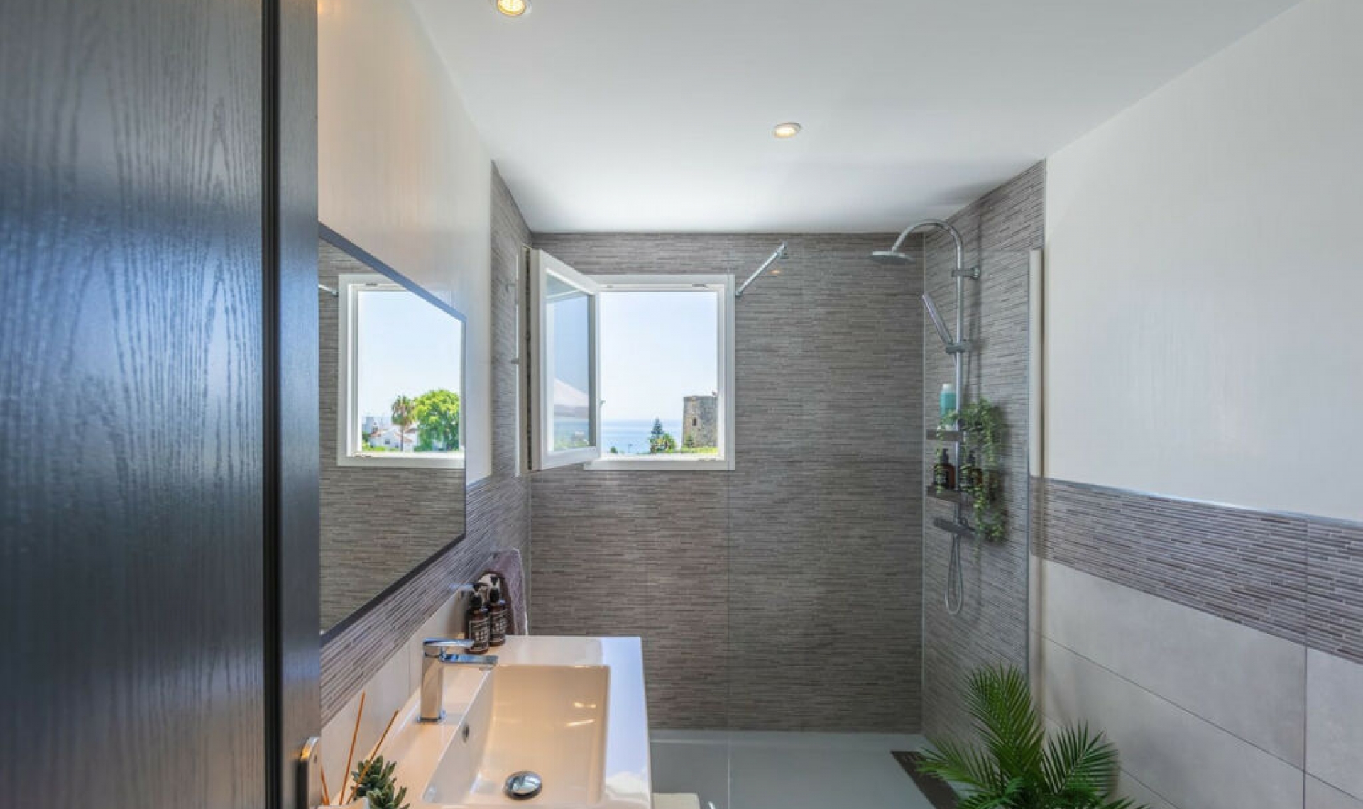 Resale - House -
Estepona