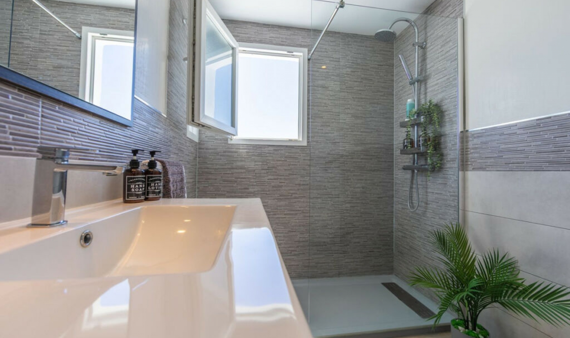 Resale - House -
Estepona