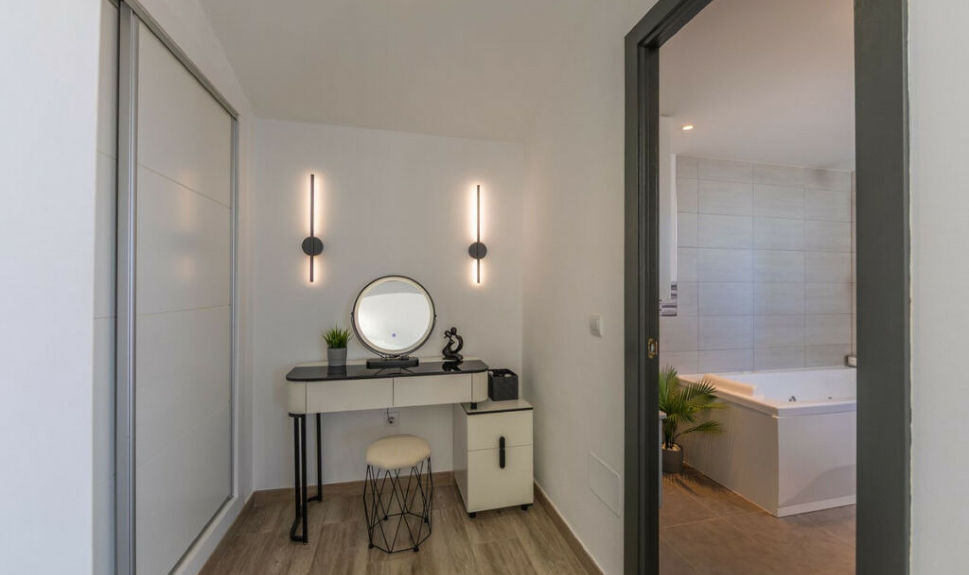 Resale - House -
Estepona