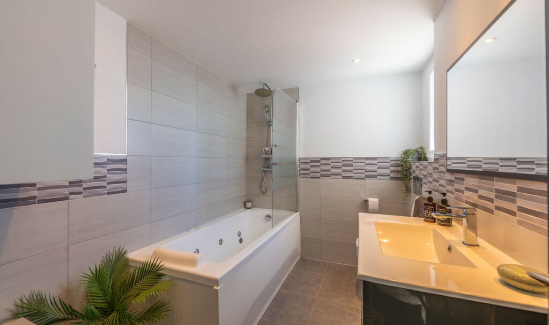 Resale - House -
Estepona