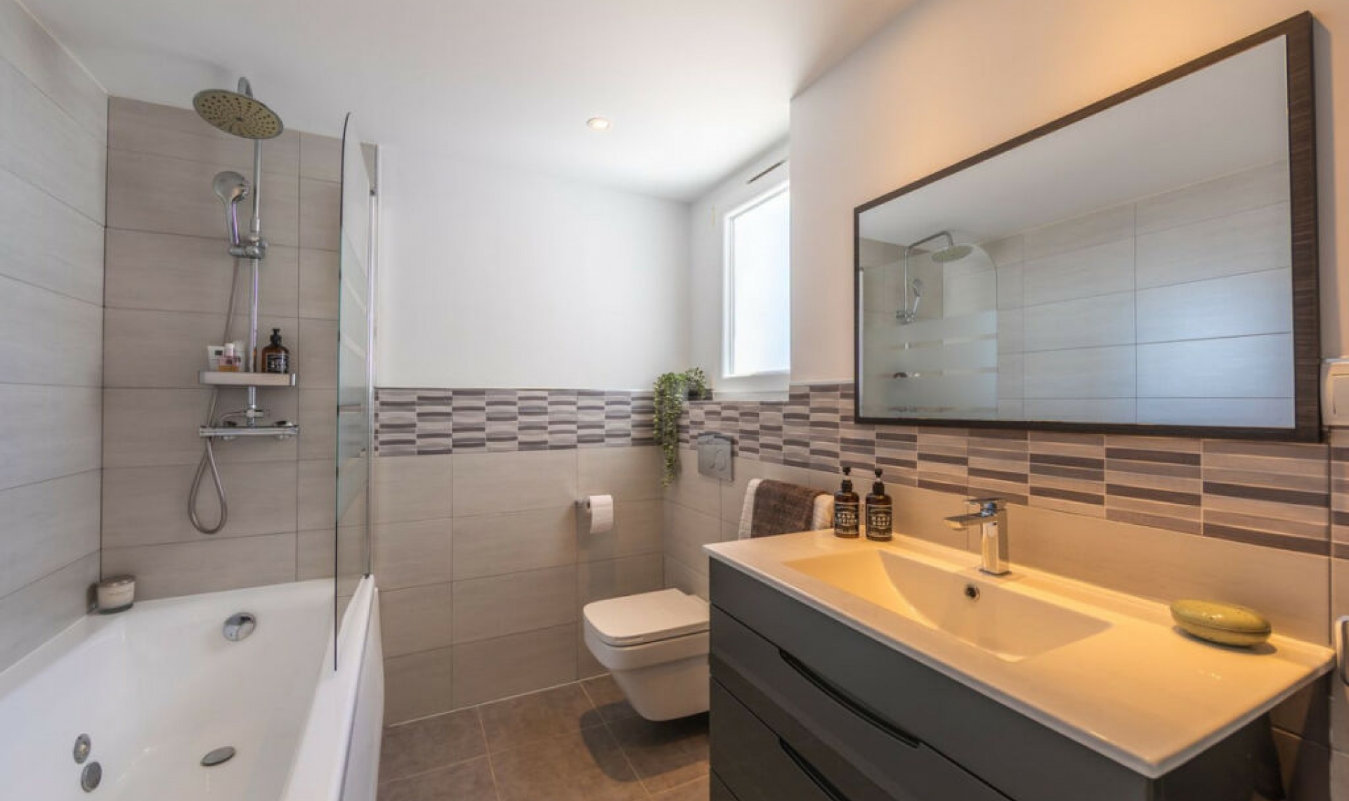 Resale - House -
Estepona