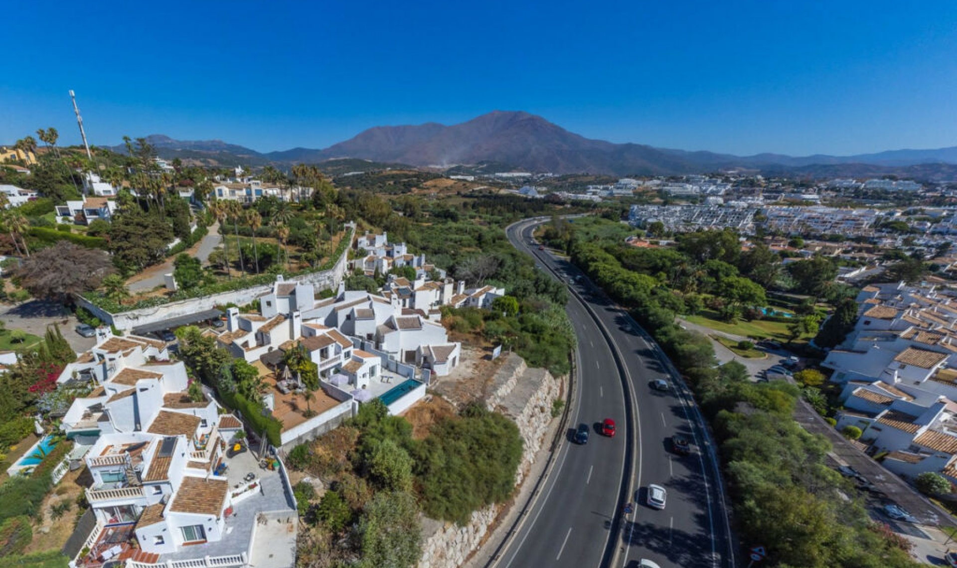 Resale - House -
Estepona