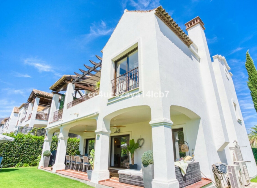 Resale - House -
Estepona
