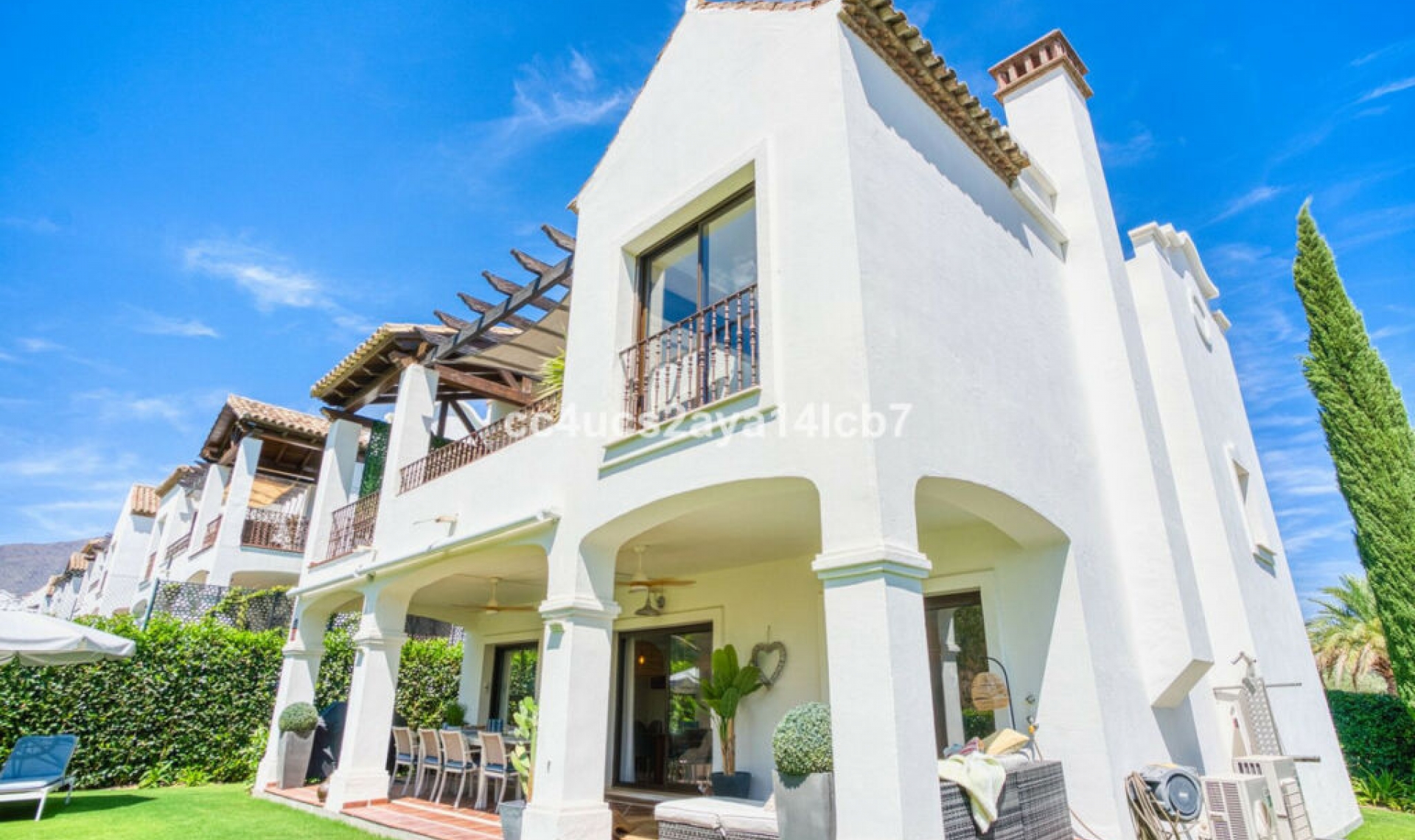 Resale - House -
Estepona