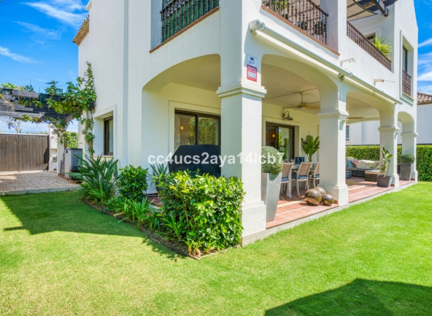 Resale - House -
Estepona
