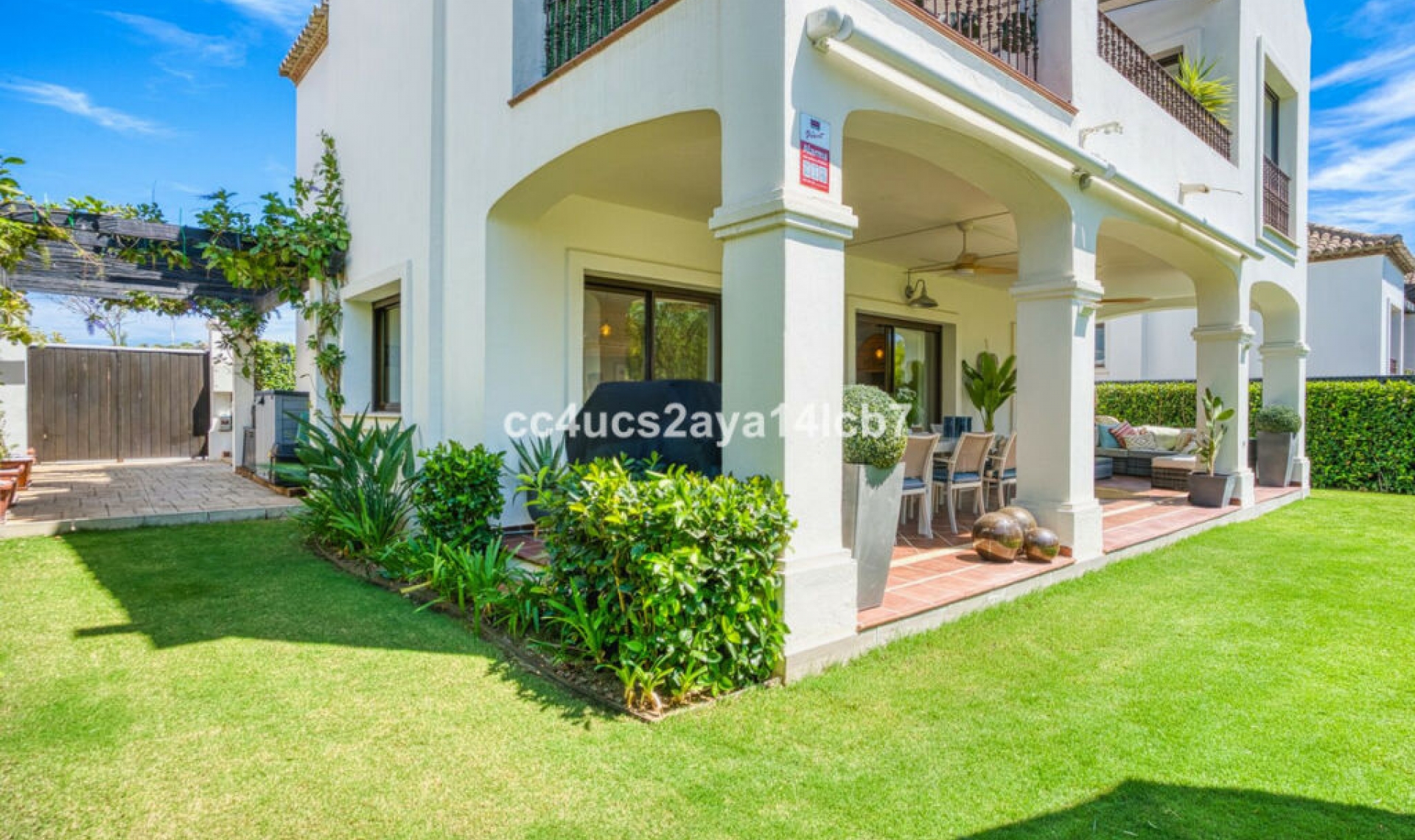 Resale - House -
Estepona