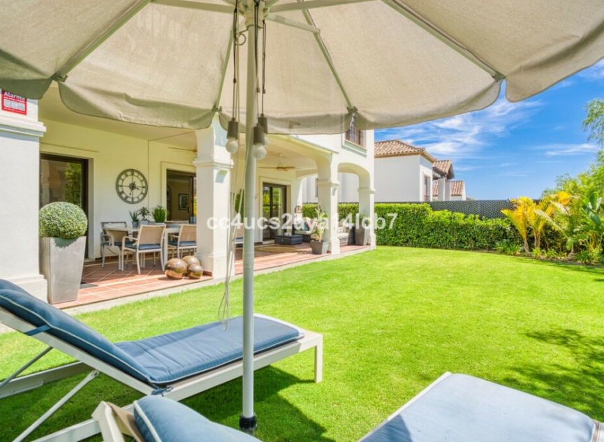 Resale - House -
Estepona