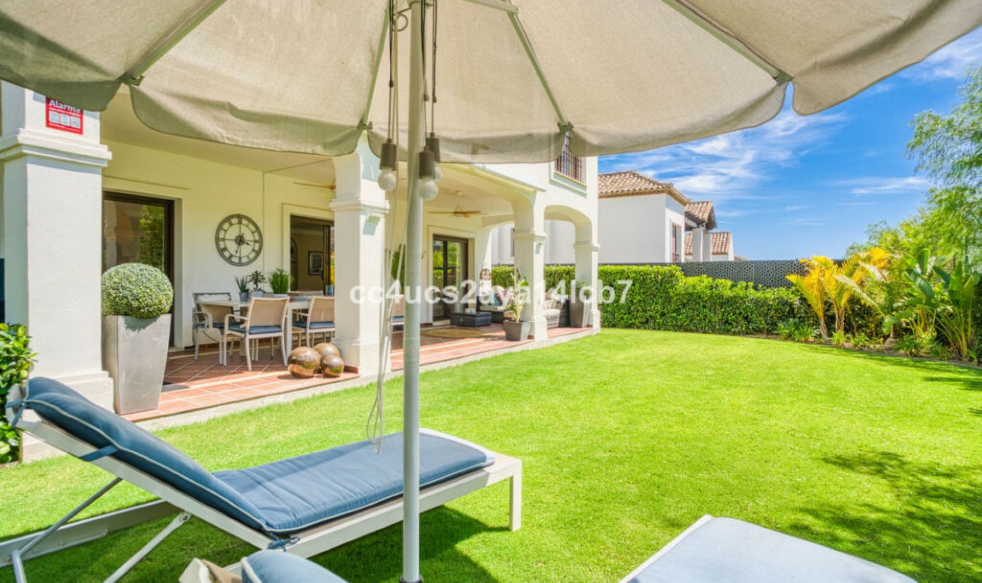 Resale - House -
Estepona