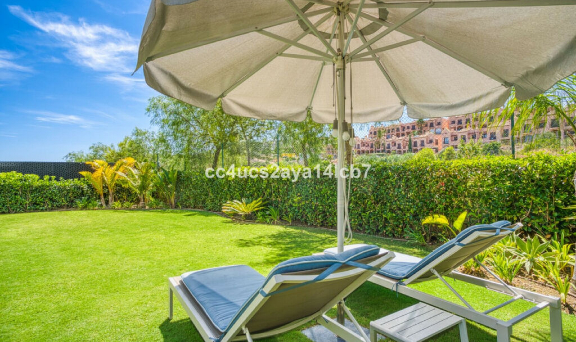 Resale - House -
Estepona