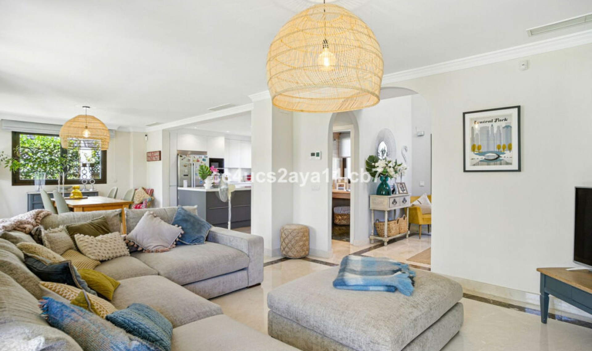 Resale - House -
Estepona