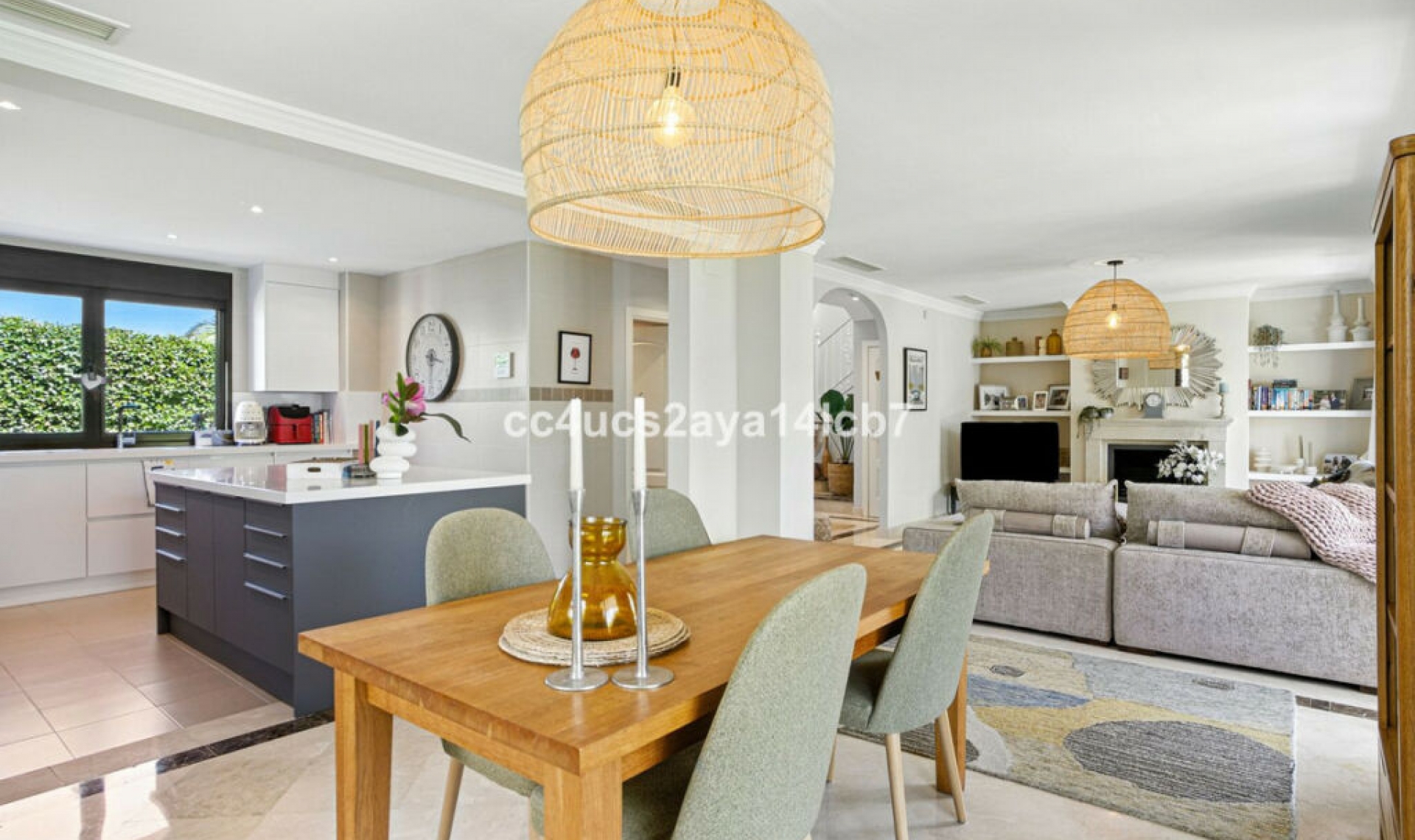 Resale - House -
Estepona