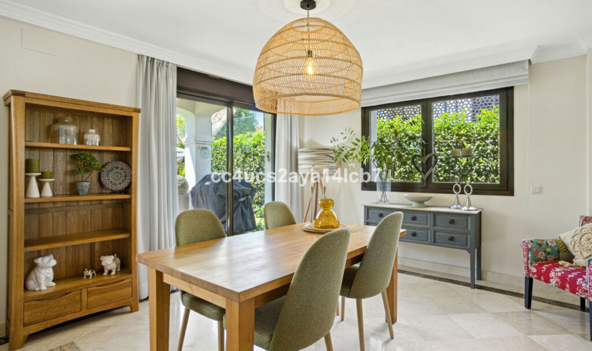 Resale - House -
Estepona