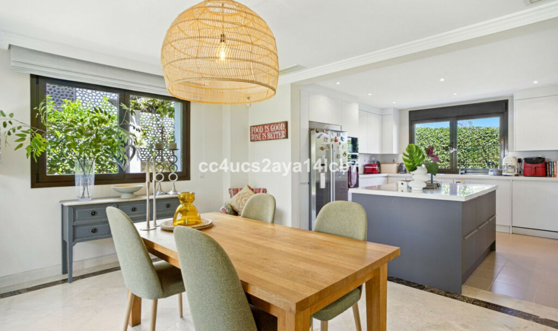Resale - House -
Estepona