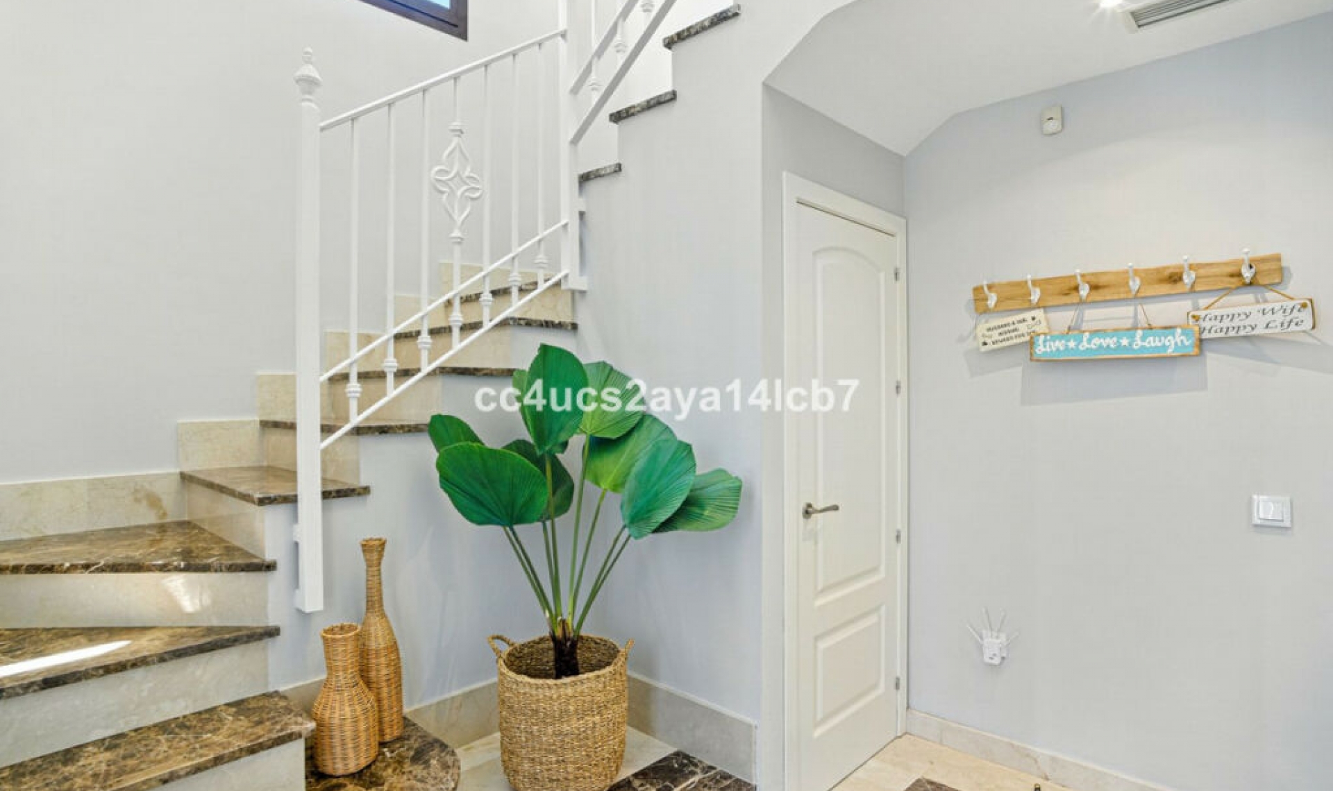 Resale - House -
Estepona