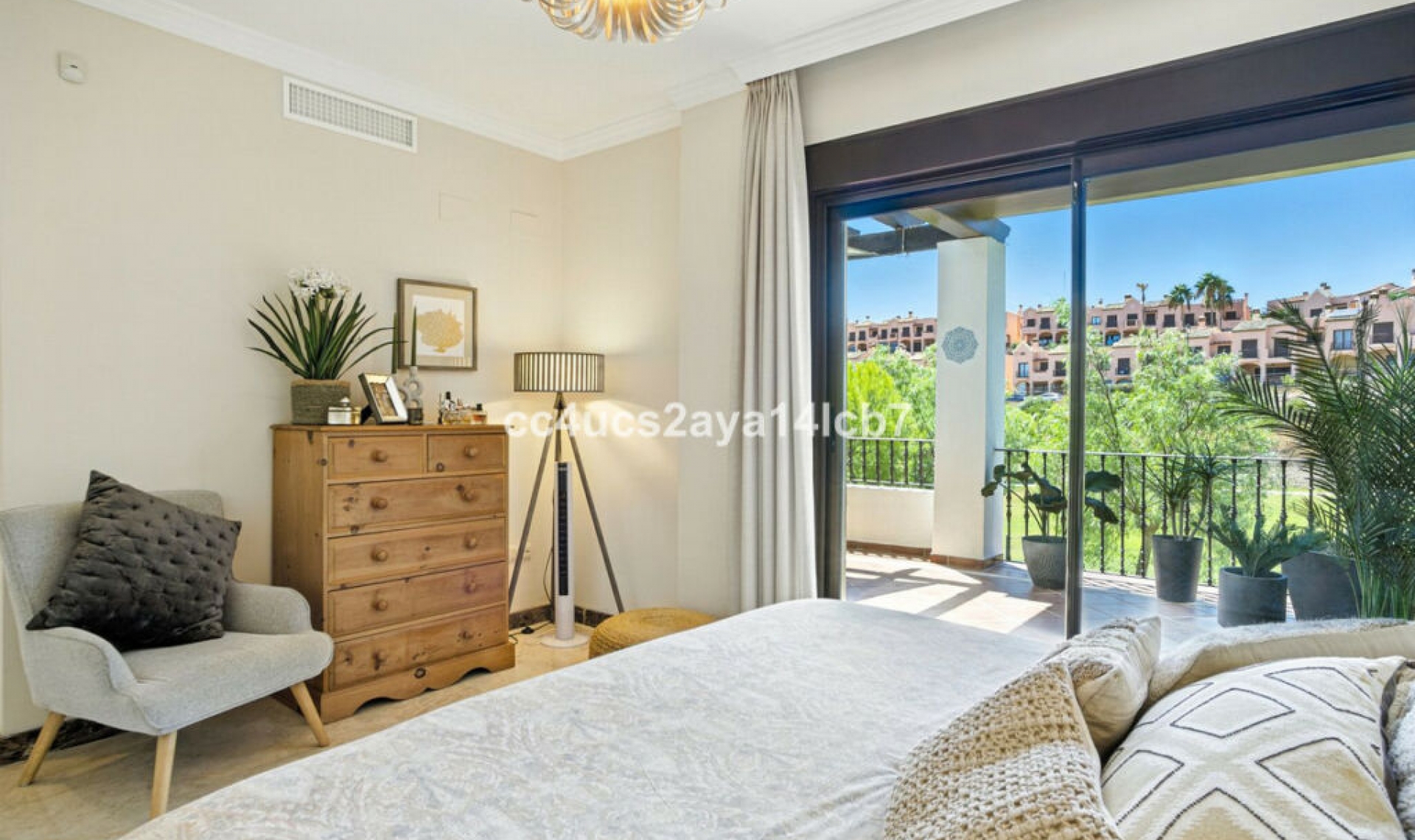 Resale - House -
Estepona