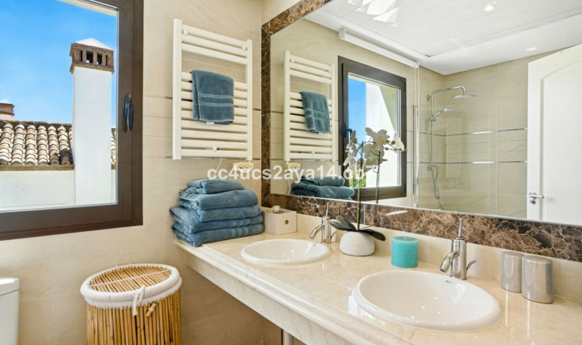 Resale - House -
Estepona
