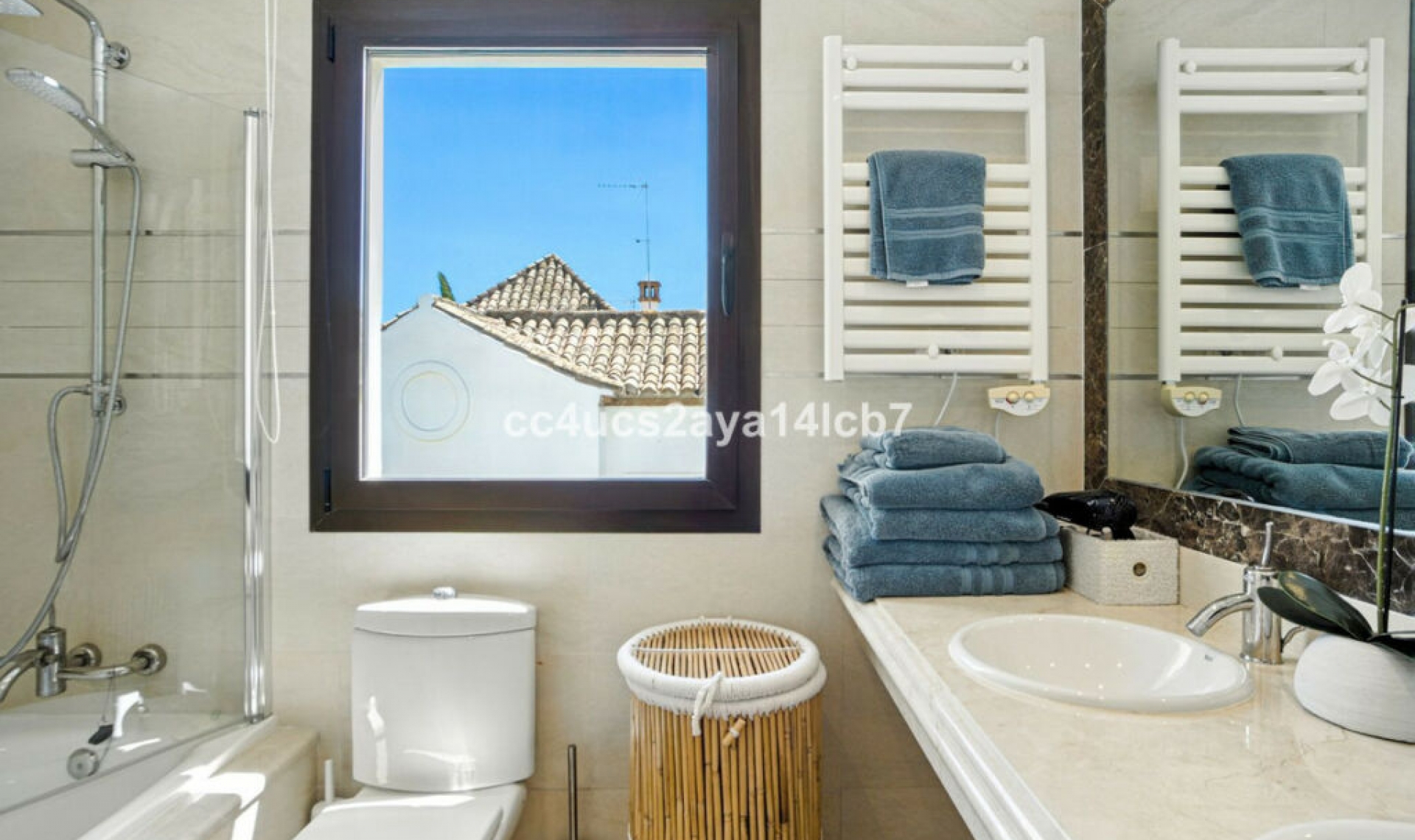 Resale - House -
Estepona