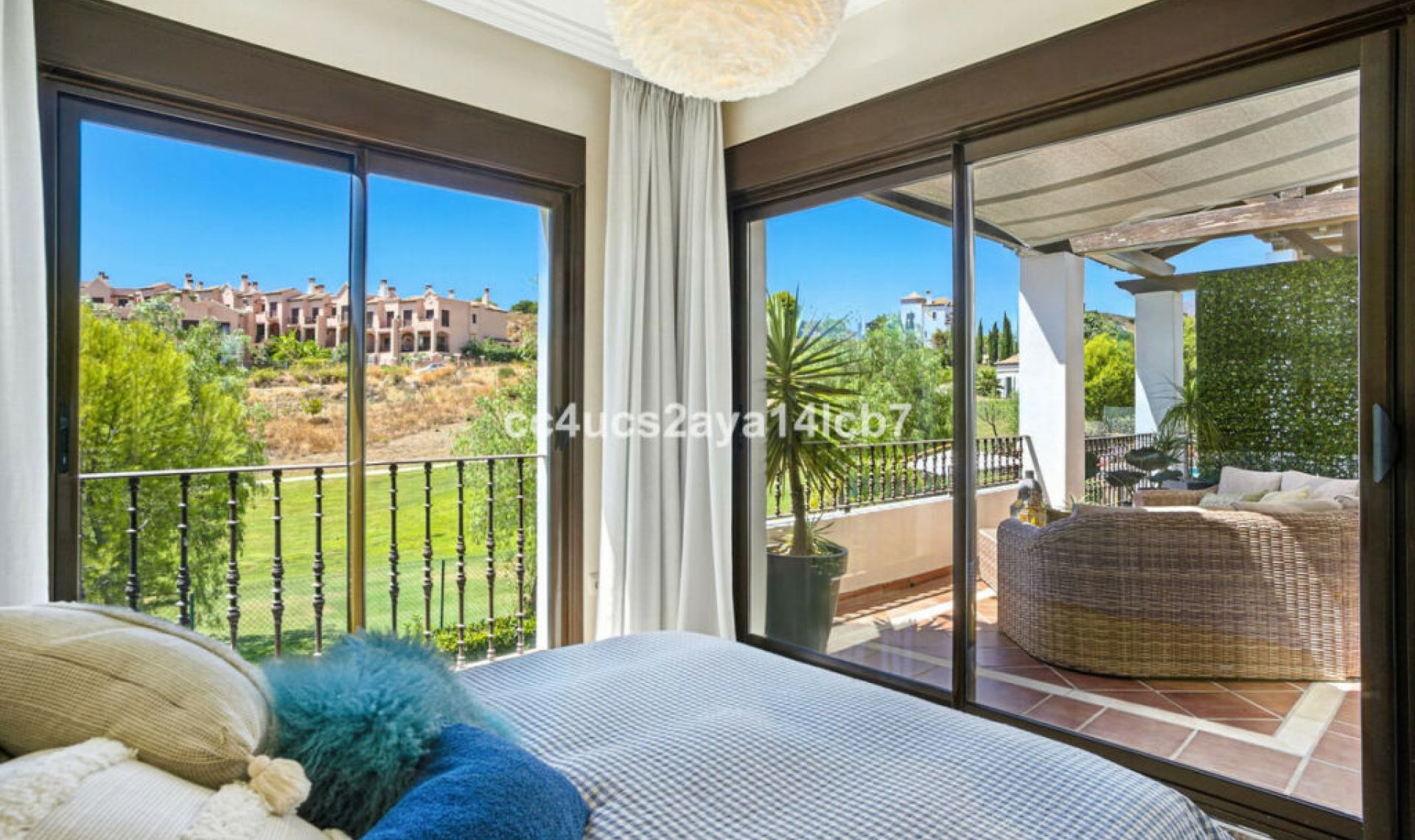 Resale - House -
Estepona