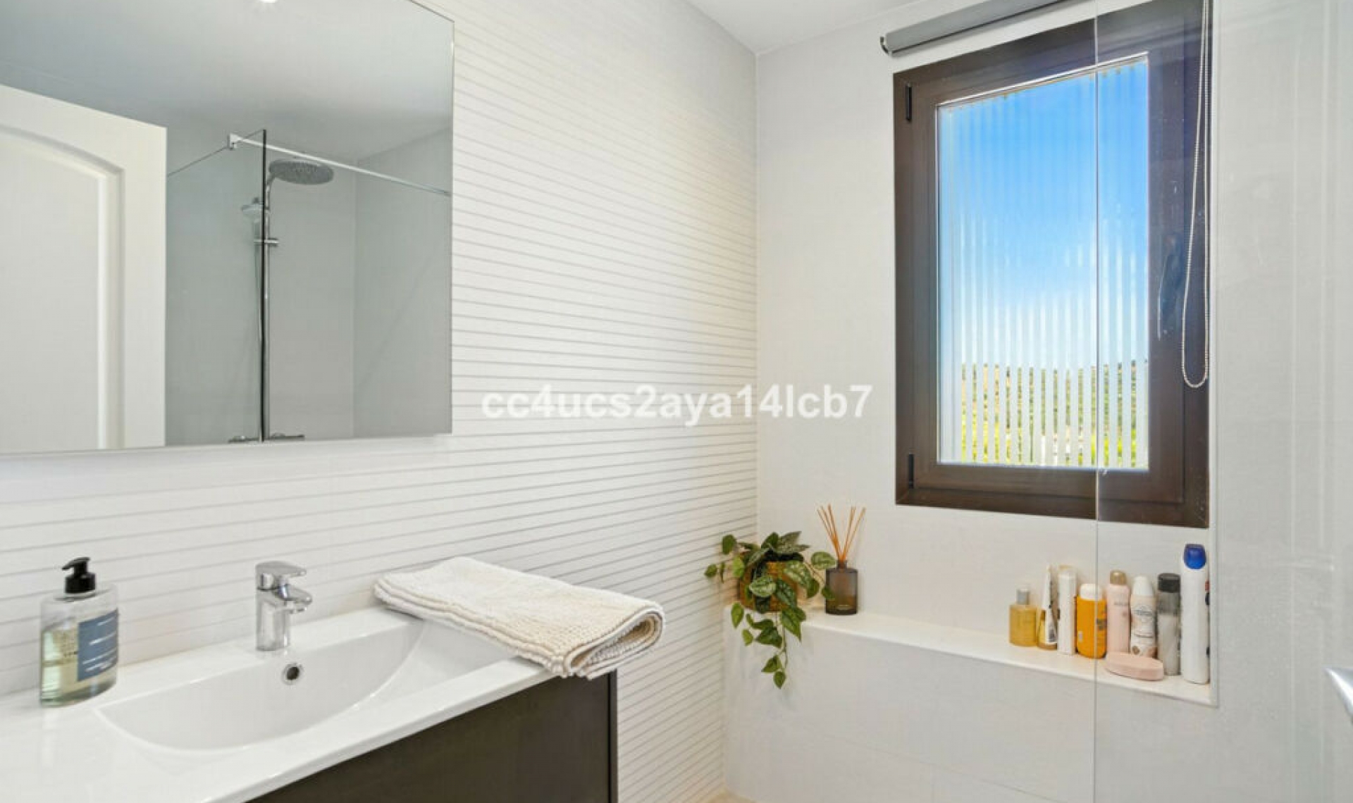 Resale - House -
Estepona