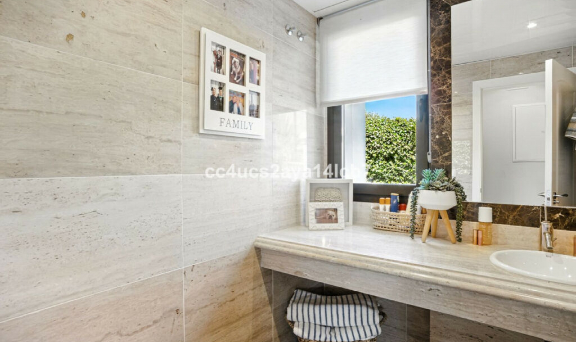 Resale - House -
Estepona