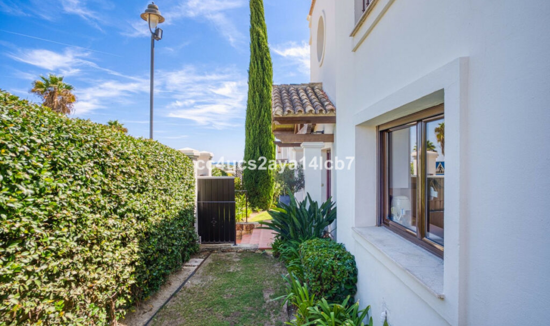 Resale - House -
Estepona