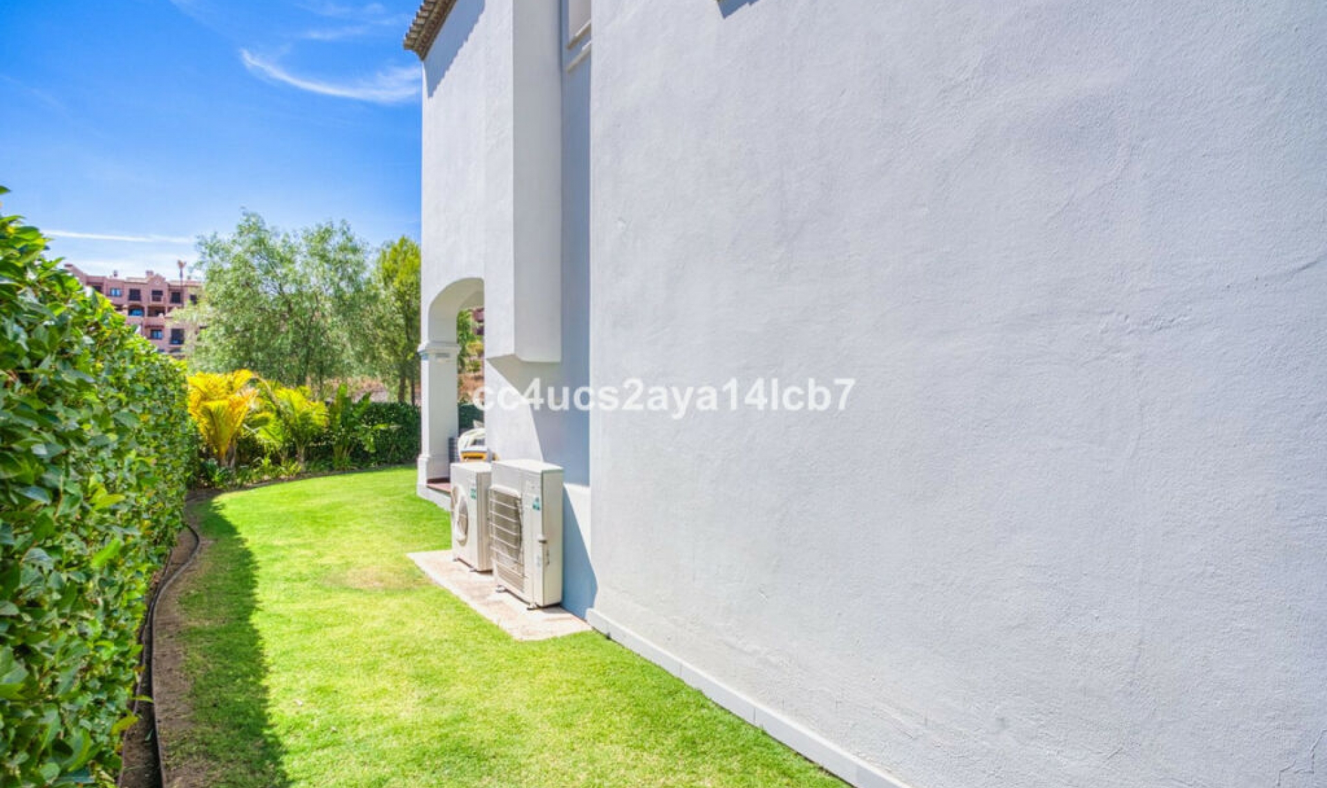 Resale - House -
Estepona